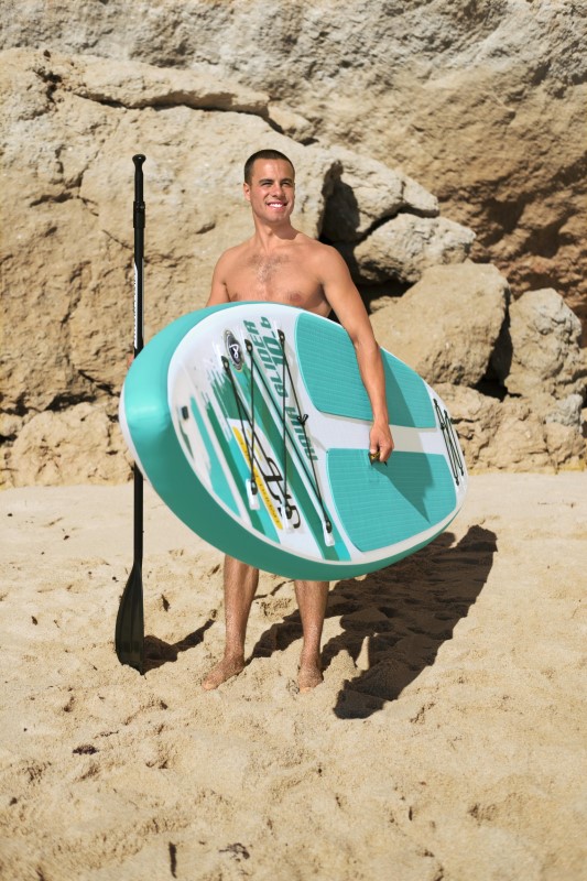 Man met Hydro Force Aqua Glider 10'6 SUP Board op het strand