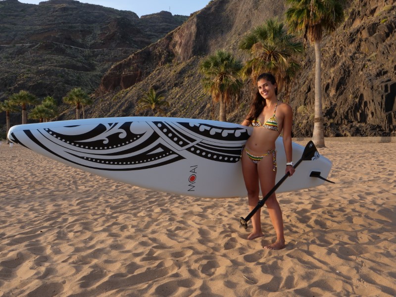 Dame met MOAI 12'6 SUP board op strand