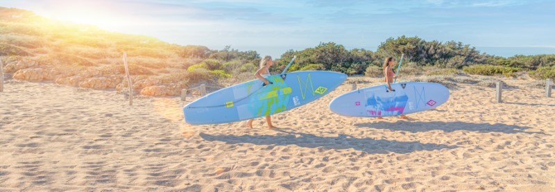 Dames met Aquatone Mist 10'4 all-round compact SUP set op het strand