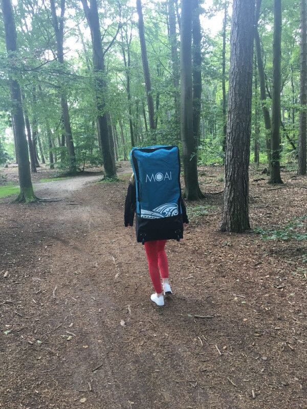 Dame met MOAI Trolley backpack