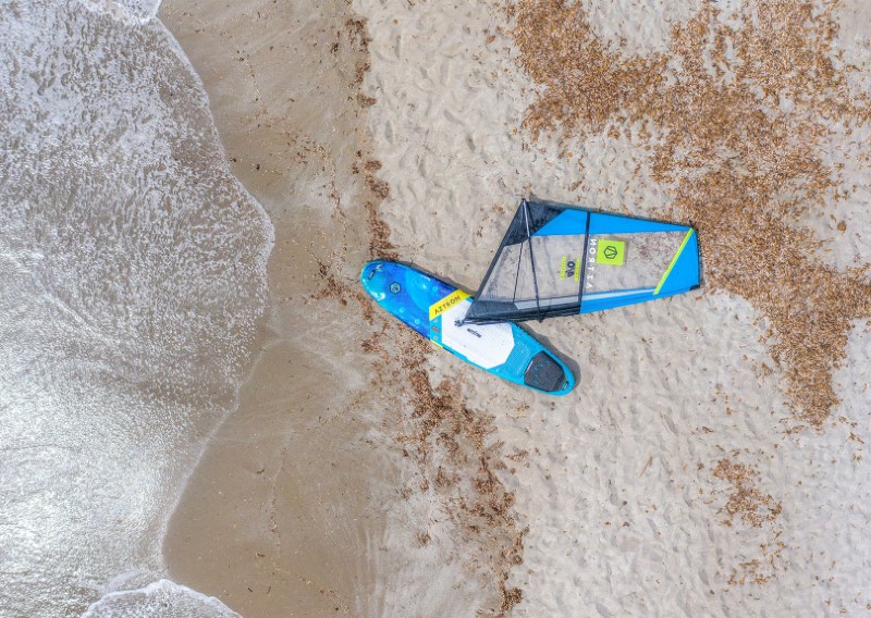 Aztron Soleil 11' Wind SUP Board met zeil op het strand