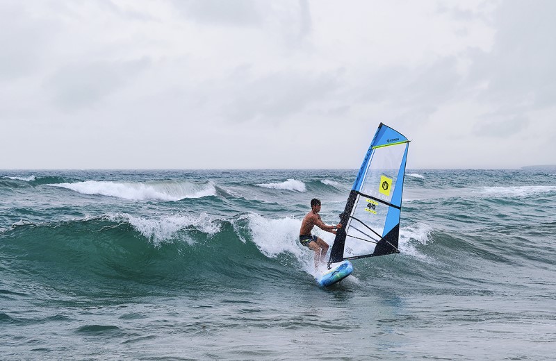 Aztron Soleil 11' Wind SUP Board met zeil op zee