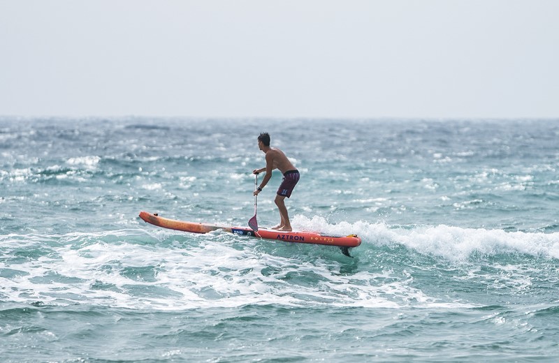 Aztron Soleil Xtreme 12' Wind Sup Board op zee