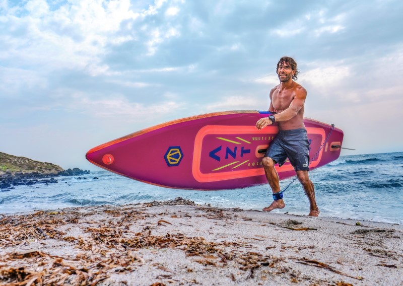 Aztron Soleil Xtreme 12' Wind Sup Board op het strand